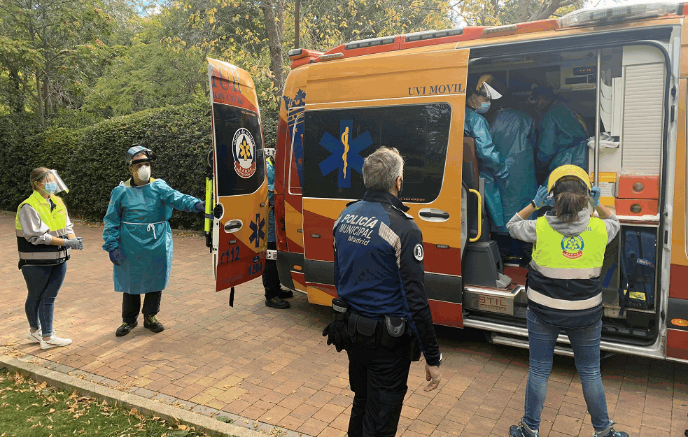 OGROMNA GORILA NAPALA ČUVARKU ZOO VRTA: Žena u VEOMA teškom stanju, odmah je hospitalizovana! (VIDEO)